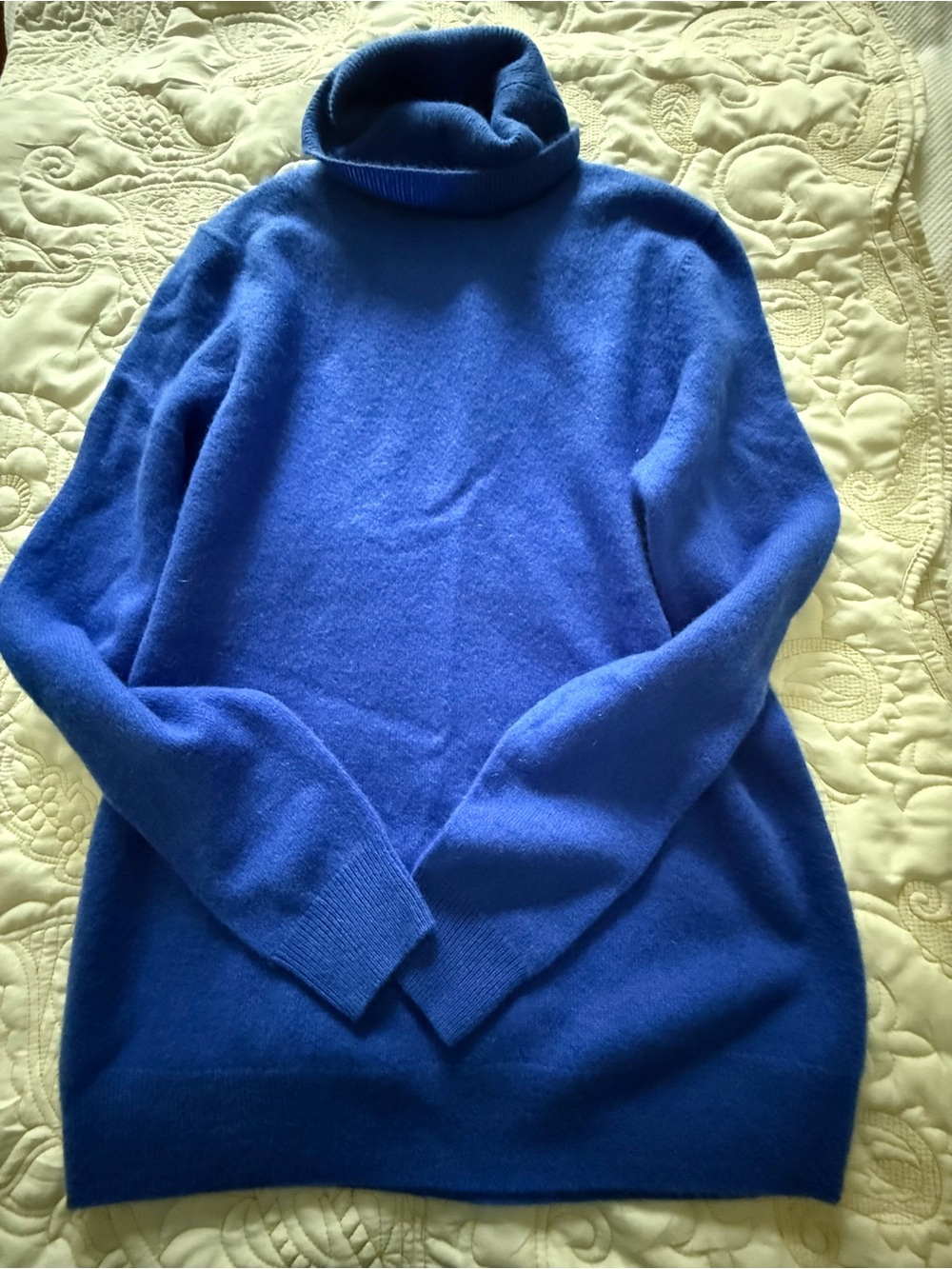 Bloomingdale’s Blue Turtleneck Women's Cashmere Sweater